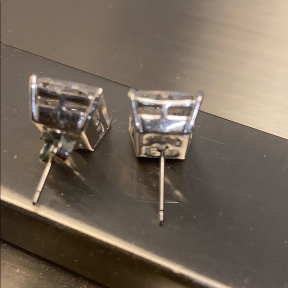 Beautiful princess cut 10 carat studs - Picture 3 of 4